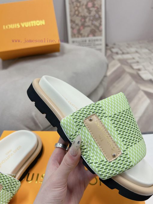 LV couple's flagship denim slippers are now available in hard goodsA high-end purchasing proutw738zf - Image 9
