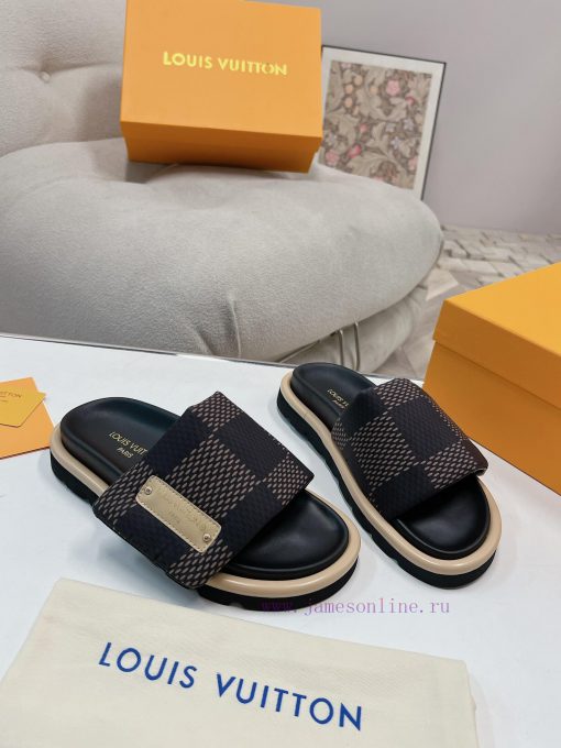LV couple's flagship denim slippers are now available in hard goodsA high-end purchasing pro9h91tm1q - Image 6