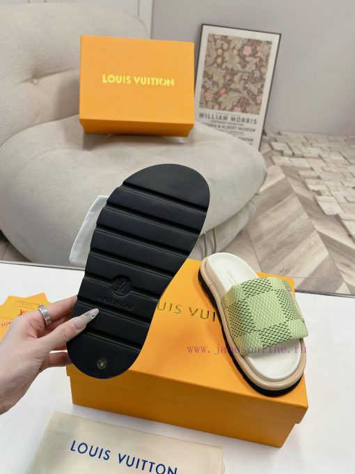 LV couple's flagship denim slippers are now available in hard goodsA high-end purchasing proutw738zf - Image 10