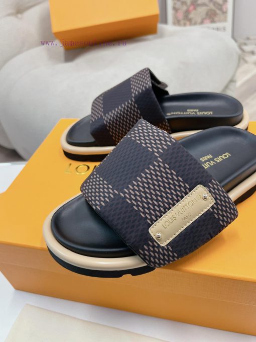 LV couple's flagship denim slippers are now available in hard goodsA high-end purchasing pro9h91tm1q - Image 8