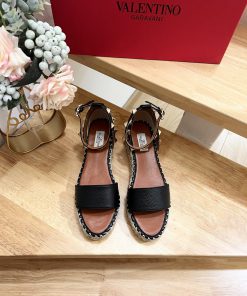 Valentino Garavani Lychee Leather Strap Wedge Sandals-Metal effect processing rivet decorati9cuvhmf2