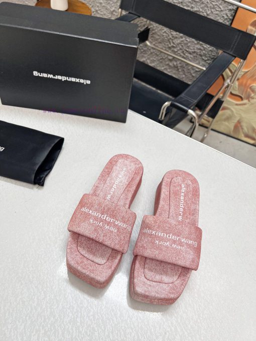 Alexander King 24's new thick soled slippers are a pair of shoes full of street feel, with txbbezdro