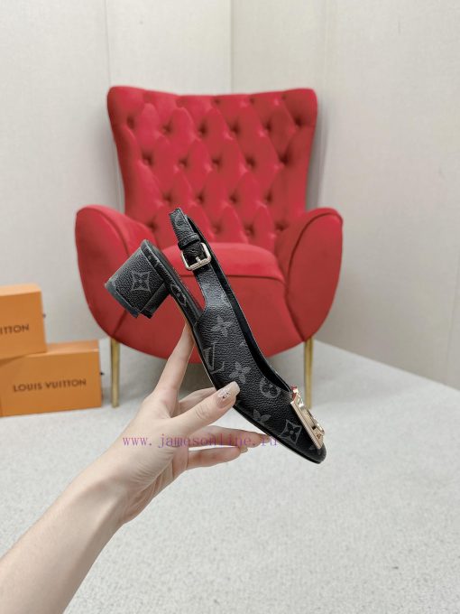 ️ Lv Single Shoe: This Urban Twist women's shoe provides a fashionable upgrade to the classi1gbkcofa - Image 5