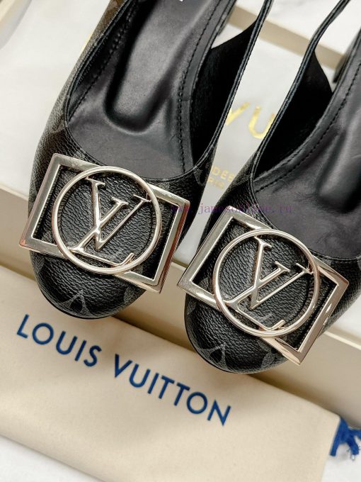 ️ Lv Single Shoe: This Urban Twist women's shoe provides a fashionable upgrade to the classi1gbkcofa - Image 8