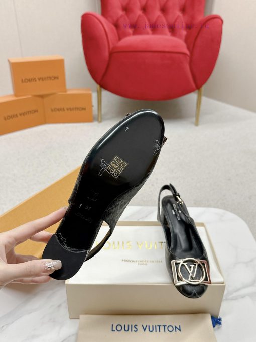 ️ Lv Single Shoe: This Urban Twist women's shoe provides a fashionable upgrade to the classi1gbkcofa - Image 9