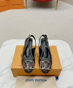 ️ Lv Single Shoe: This Urban Twist women's shoe provides a fashionable upgrade to the classi2zeyaieu
