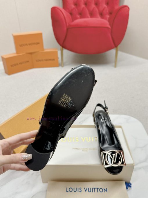 ️ Lv Single Shoe: This Urban Twist women's shoe provides a fashionable upgrade to the classiczmkifa3 - Image 10