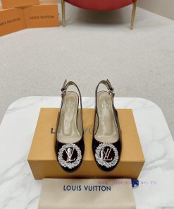 ️ Lv Single Shoe: This Urban Twist women's shoe provides a fashionable upgrade to the classi82ruvzbp