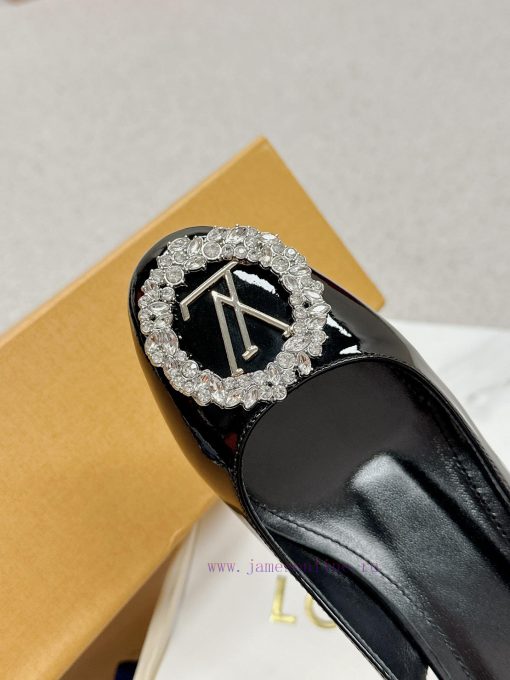 ️ Lv Single Shoe: This Urban Twist women's shoe provides a fashionable upgrade to the classicmkriw33 - Image 5