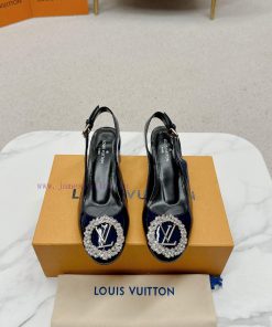 ️ Lv Single Shoe: This Urban Twist women's shoe provides a fashionable upgrade to the classife38itt4