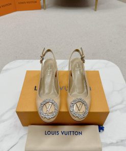 ️ Lv Single Shoe: This Urban Twist women's shoe provides a fashionable upgrade to the classiji7rtcmt