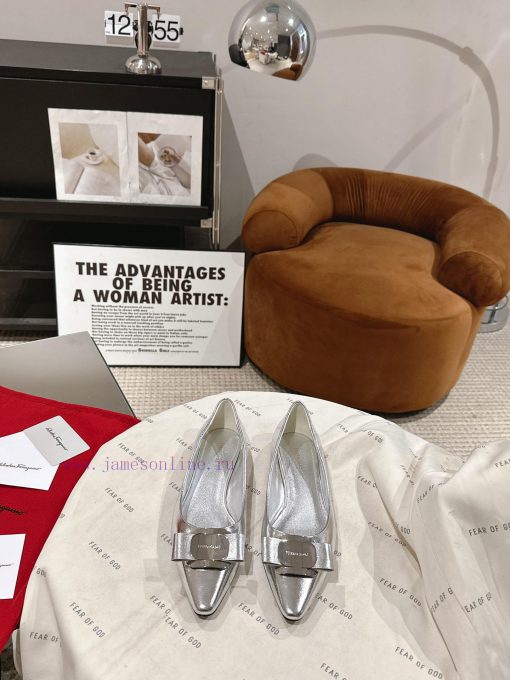 Ferragamo 24 Early Spring Collection New ProductsThe smooth lines of the shoe make it incred8gjbyicg