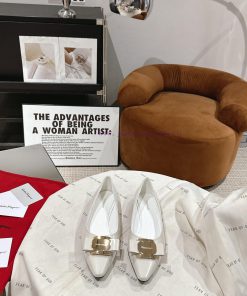 Ferragamo 24 Early Spring Collection New ProductsThe smooth lines of the shoe make it incredfkom4xka
