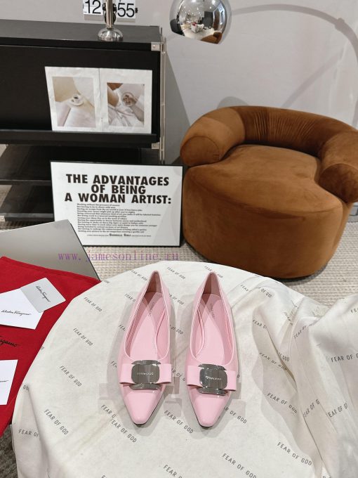 Ferragamo 24 Early Spring Collection New ProductsThe smooth lines of the shoe make it incred4n1qq00p