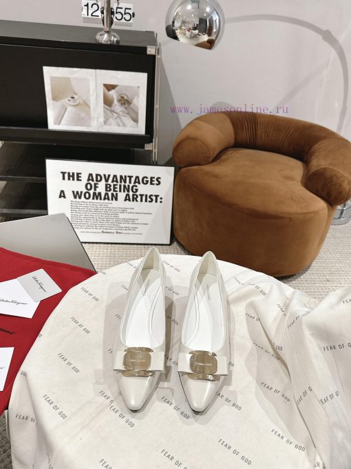 Ferragamo 24 Early Spring Collection New ProductsThe smooth lines of the shoe make it incred70fkfy0c