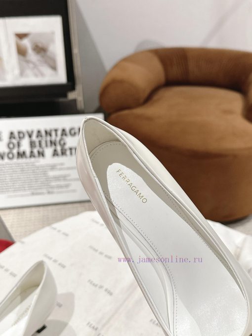Ferragamo 24 Early Spring Collection New ProductsThe smooth lines of the shoe make it incred70fkfy0c - Image 6