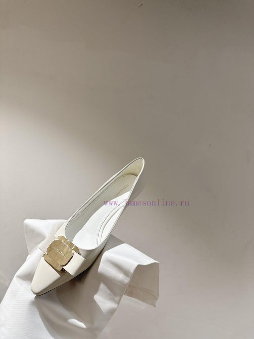 Ferragamo 24 Early Spring Collection New ProductsThe smooth lines of the shoe make it incred70fkfy0c - Image 9