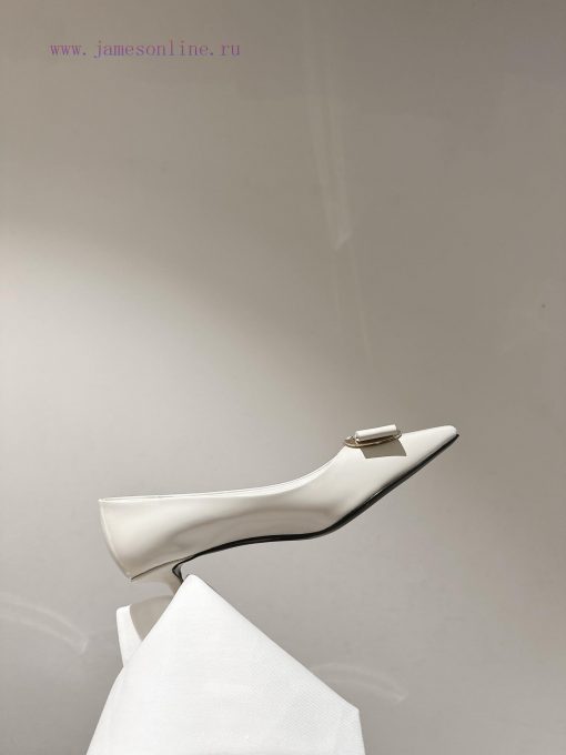 Ferragamo 24 Early Spring Collection New ProductsThe smooth lines of the shoe make it incred70fkfy0c - Image 10