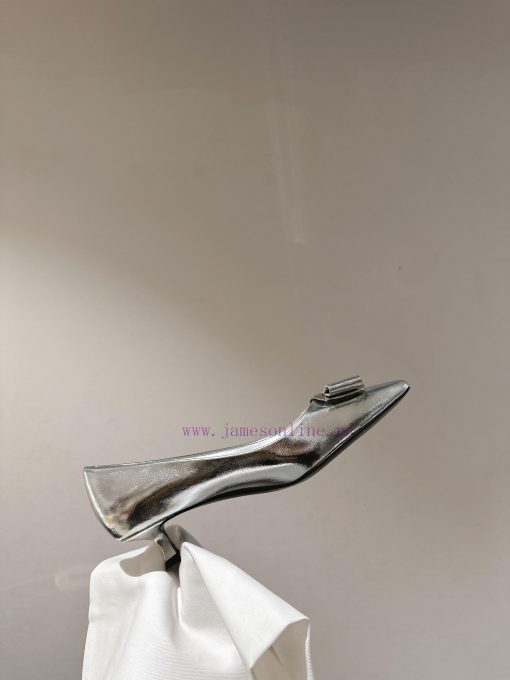 Ferragamo 24 Early Spring Collection New ProductsThe smooth lines of the shoe make it incred3lcxrd67 - Image 10
