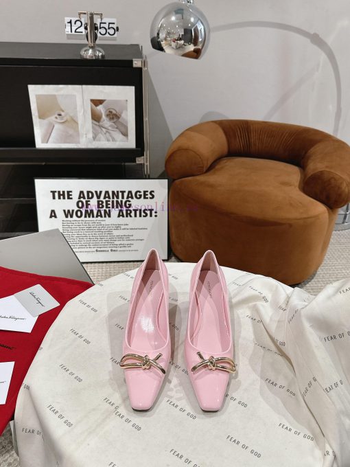 Ferragamo 24 Early Spring Collection New ProductsThe smooth lines of the shoe make it incredj79oqdqo - Image 2