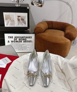 Ferragamo 24 Early Spring Collection New ProductsThe smooth lines of the shoe make it incred9yk67tkb