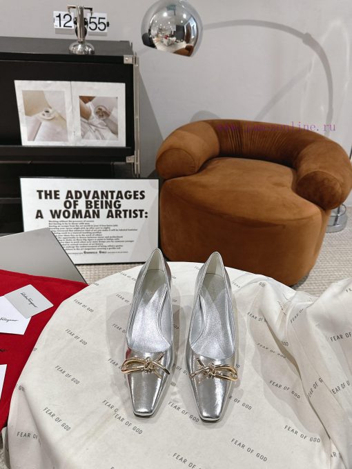Ferragamo 24 Early Spring Collection New ProductsThe smooth lines of the shoe make it incred9yk67tkb