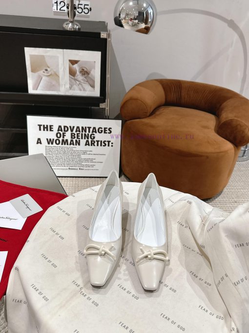Ferragamo 24 Early Spring Collection New ProductsThe smooth lines of the shoe make it incredstj4nva1