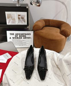 Ferragamo 24 Early Spring Collection New ProductsThe smooth lines of the shoe make it incredephi3z7q