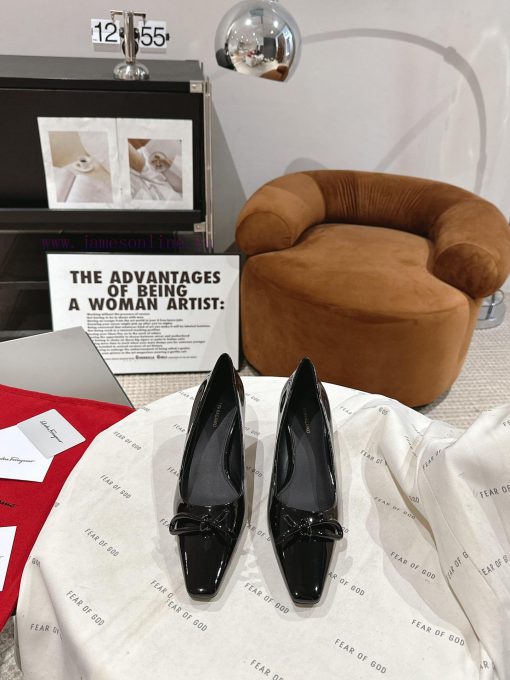 Ferragamo 24 Early Spring Collection New ProductsThe smooth lines of the shoe make it incredephi3z7q