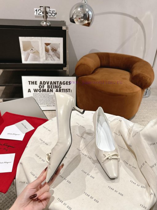 Ferragamo 24 Early Spring Collection New ProductsThe smooth lines of the shoe make it incredstj4nva1 - Image 4