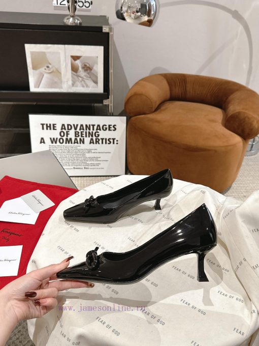 Ferragamo 24 Early Spring Collection New ProductsThe smooth lines of the shoe make it incredephi3z7q - Image 3