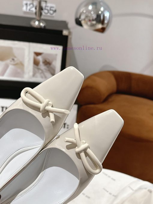 Ferragamo 24 Early Spring Collection New ProductsThe smooth lines of the shoe make it incredstj4nva1 - Image 6