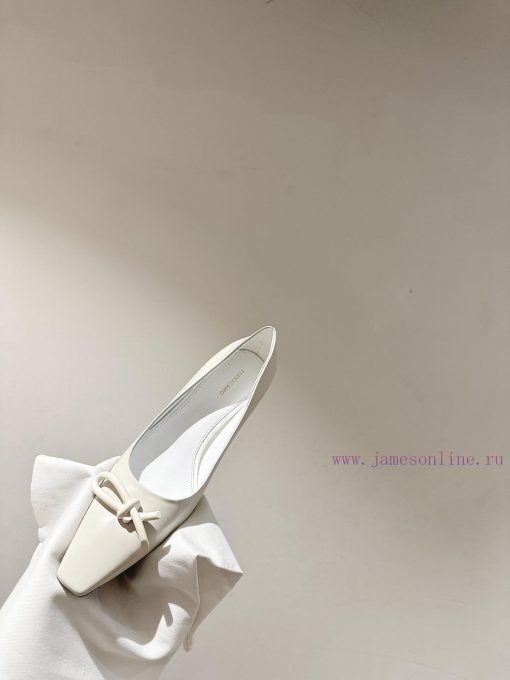 Ferragamo 24 Early Spring Collection New ProductsThe smooth lines of the shoe make it incredstj4nva1 - Image 9