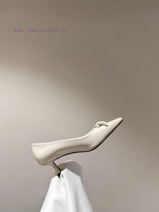 Ferragamo 24 Early Spring Collection New ProductsThe smooth lines of the shoe make it incredstj4nva1 - Image 10