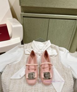 | ²⁰²4 𝐬𝐬  🤍🤎 Ferragamo's early spring series new product features a square bow design, wi5t8go9na