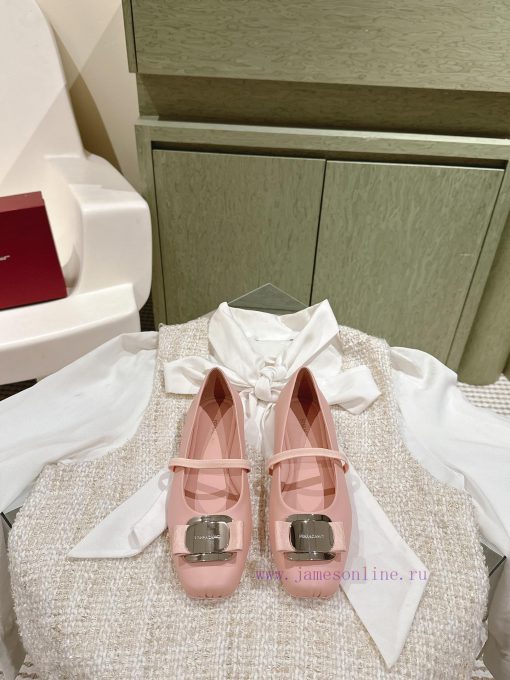 | ²⁰²4 𝐬𝐬  🤍🤎 Ferragamo's early spring series new product features a square bow design, wi5t8go9na