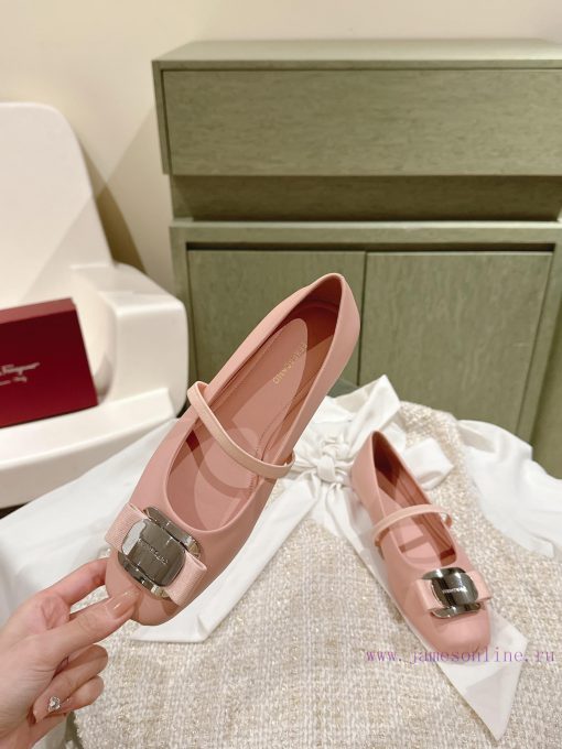 | ²⁰²4 𝐬𝐬  🤍🤎 Ferragamo's early spring series new product features a square bow design, wi5t8go9na - Image 3