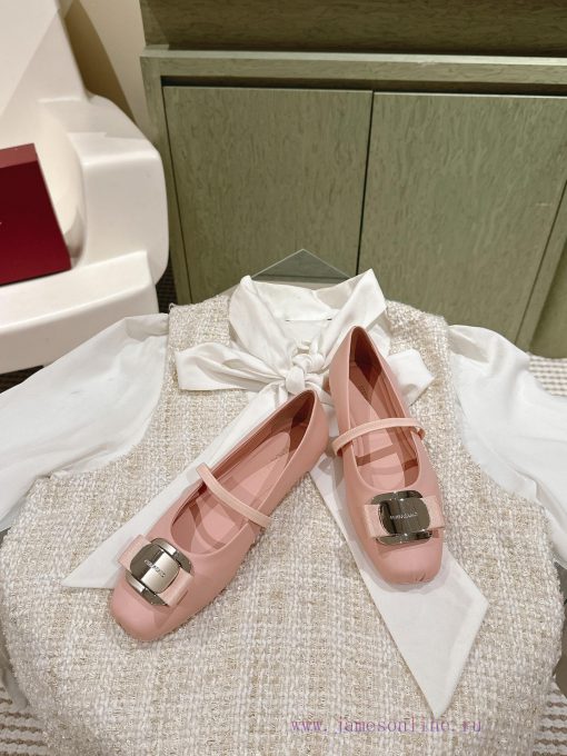| ²⁰²4 𝐬𝐬  🤍🤎 Ferragamo's early spring series new product features a square bow design, wi5t8go9na - Image 4