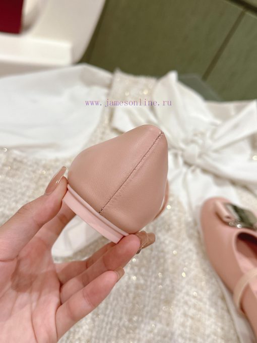 | ²⁰²4 𝐬𝐬  🤍🤎 Ferragamo's early spring series new product features a square bow design, wi5t8go9na - Image 6
