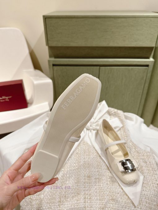 | ²⁰²4 𝐬𝐬  🤍🤎 Ferragamo's early spring series new product features a square bow design, wiuao305z7 - Image 7