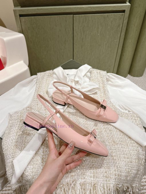 | ²⁰²4 𝐬𝐬  🤍🤎Ferragam"Ferragamo Spring/Summer Collection's new product features a square bpflmkfca - Image 3