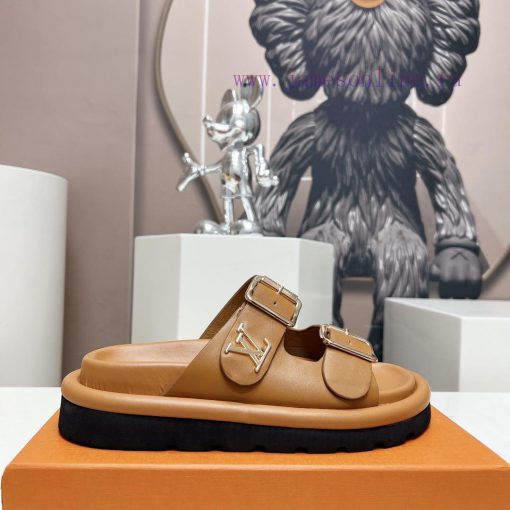 Top tierL * V Donkey 2024vs Summer Latest Wang Fried Sandals SeriesCouple belt buckle cooler37qeczyq - Image 6