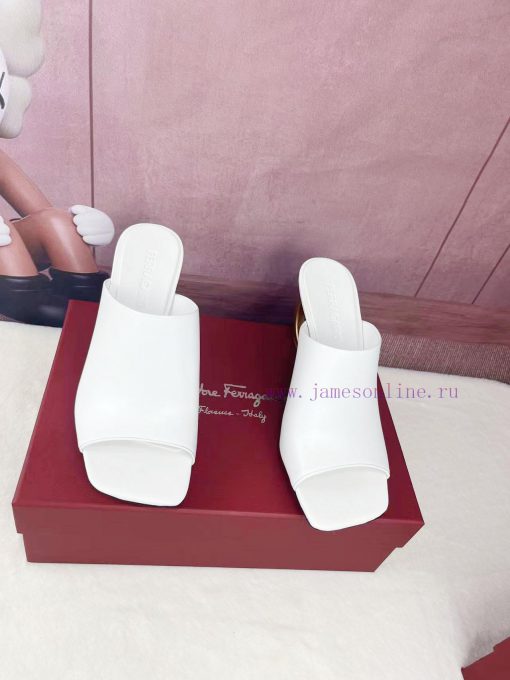FERRAGAMO24Ss officially adopts the brand new Pantone Red color scheme as its iconic color t8oz3qv12