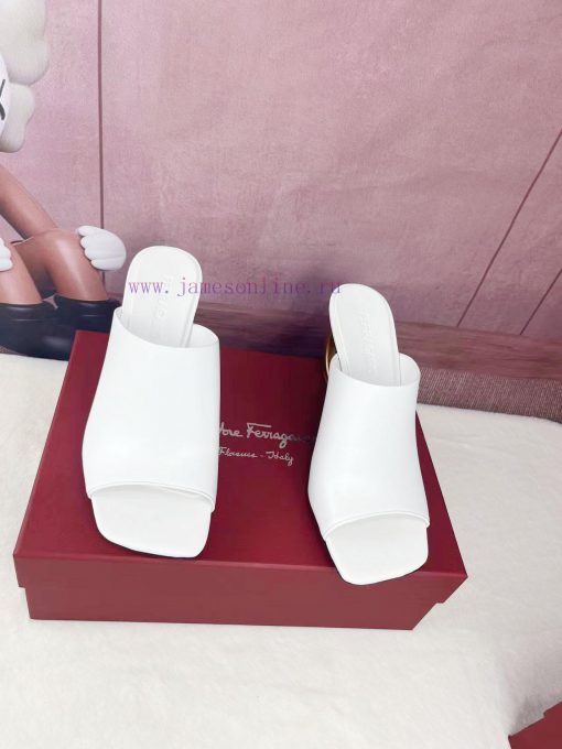 FERRAGAMO24Ss officially adopts the brand new Pantone Red color scheme as its iconic color t8oz3qv12 - Image 2