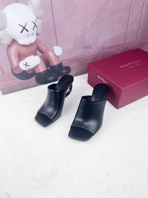 FERRAGAMO24Ss officially adopts the brand new Pantone Red color scheme as its iconic color t0v953qog - Image 7