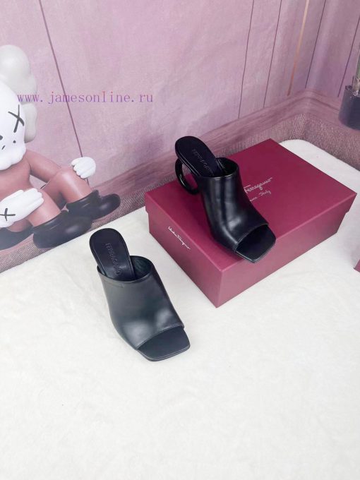 FERRAGAMO24Ss officially adopts the brand new Pantone Red color scheme as its iconic color t0v953qog - Image 9