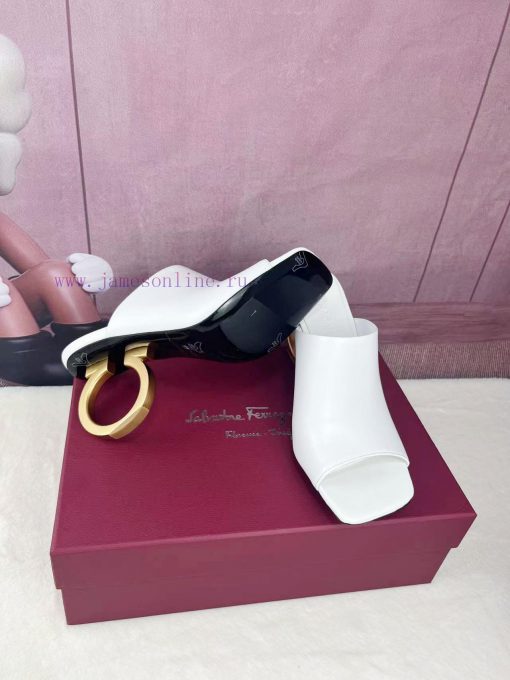 FERRAGAMO24Ss officially adopts the brand new Pantone Red color scheme as its iconic color t8oz3qv12 - Image 10