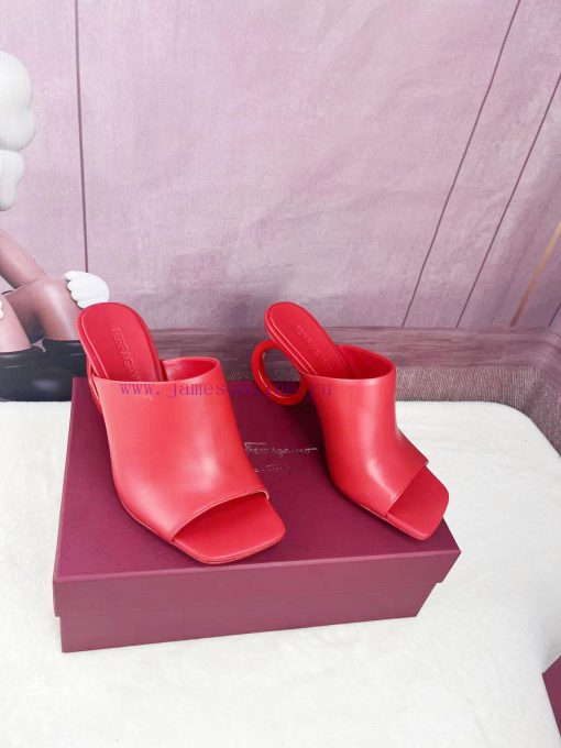 FERRAGAMO24Ss officially adopts the brand new Pantone Red color scheme as its iconic color t9w5l38eo