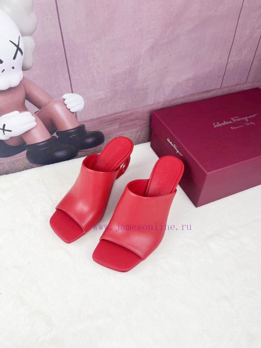 FERRAGAMO24Ss officially adopts the brand new Pantone Red color scheme as its iconic color t9w5l38eo - Image 4
