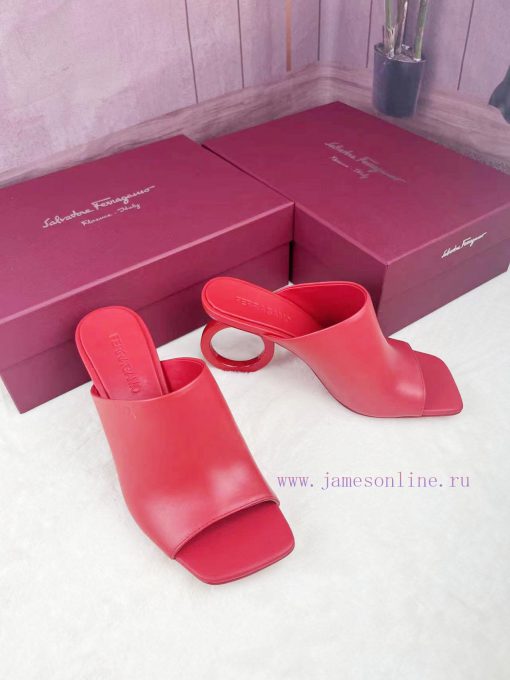 FERRAGAMO24Ss officially adopts the brand new Pantone Red color scheme as its iconic color t9w5l38eo - Image 7